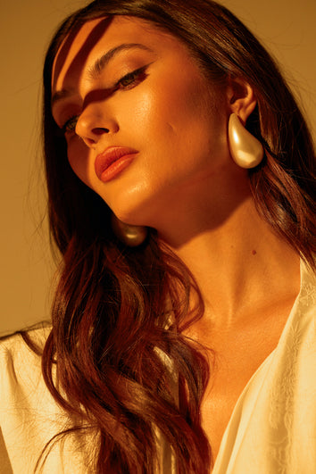 PEARLESCENT VIBES STATEMENT EARRING